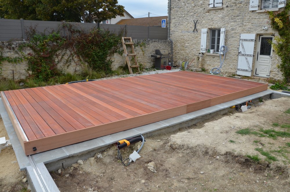 la terrasse coulissante qui recouvre la piscine 