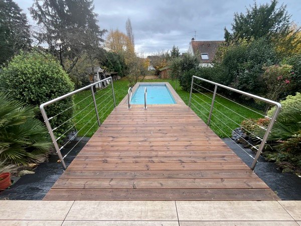 Garde-corps en inox autour de la piscine