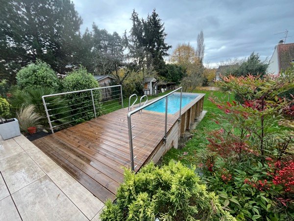 Une terrasse passerelle vers la piscine