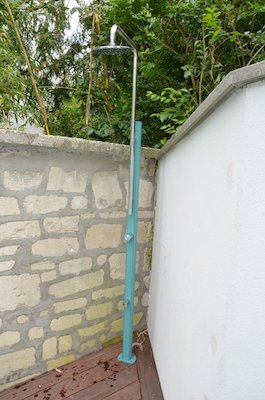 Installation d'une douche de piscine