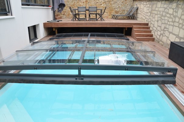 Abri de piscine en cours de fermeture