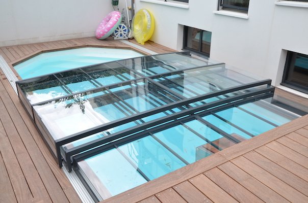 autre vue de la piscine et son abris