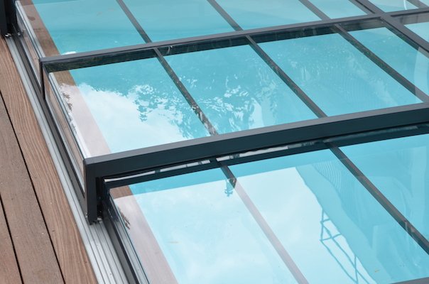 Abri de piscine couleur gris anthracite