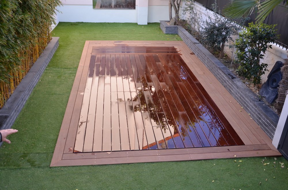 Piscine avec fond mobile en bois exotique