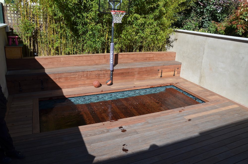 Le fond mobile de la piscine est légèrement descendu