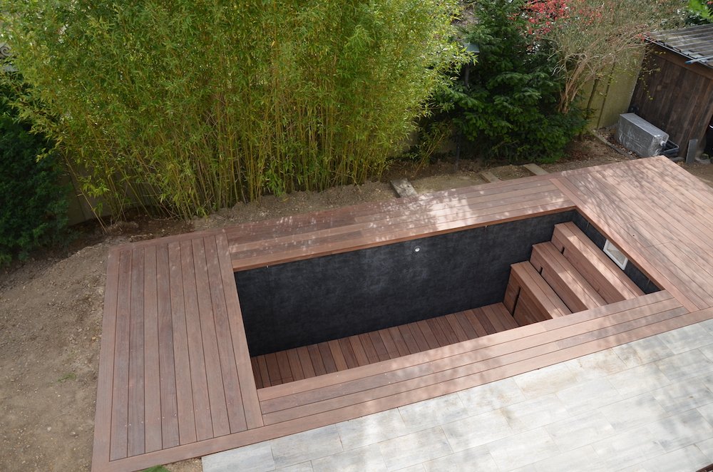Petite piscine avec un élégant fond mobile