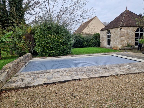 Avantages du polycarbonate en tant que volet immergée de piscine