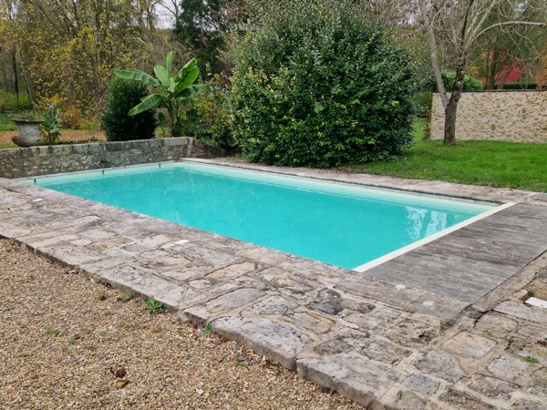 vue de la piscine avec le volet replié
