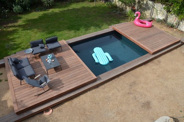 Terrasse mobile autour d'une piscine pour maximiser l’espace extérieur.