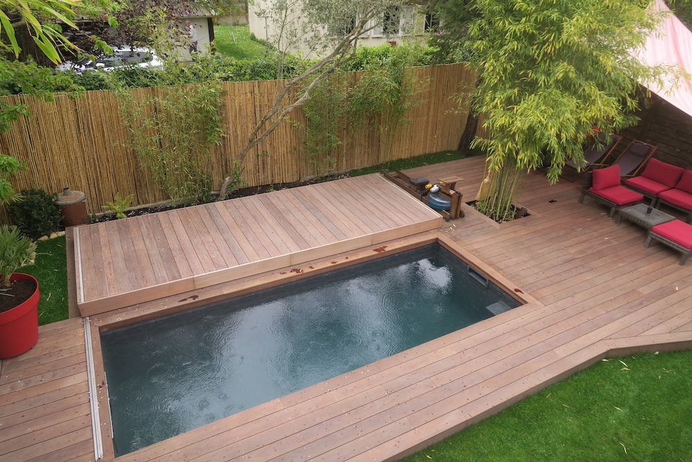 Une piscine avec terrasse coulissante