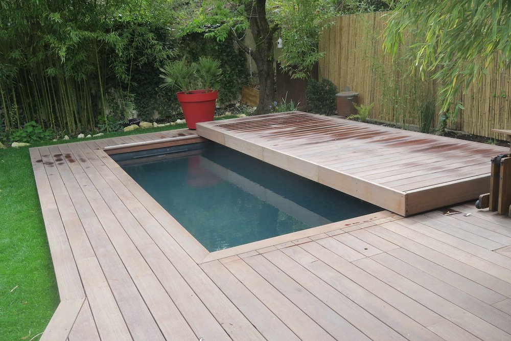 La terrasse coulissante autour de la piscine