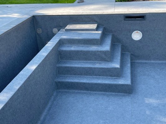 Un escalier d’angle de la piscine