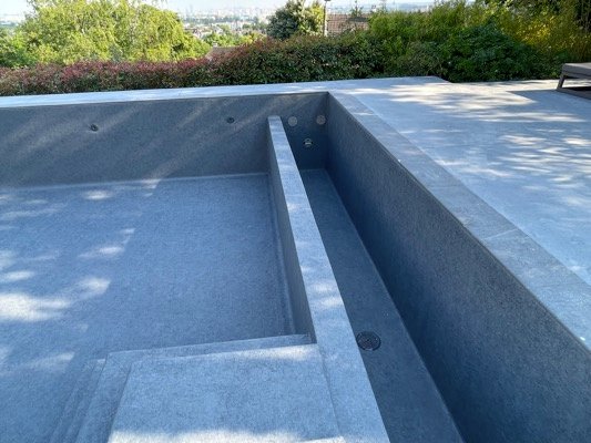 le bac du volet immergé de la piscine