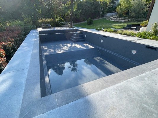 Pose de la membrane pour la piscine