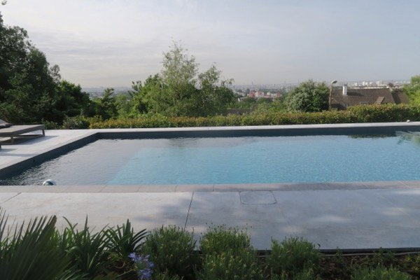magnifique vue sur paris depuis la piscine