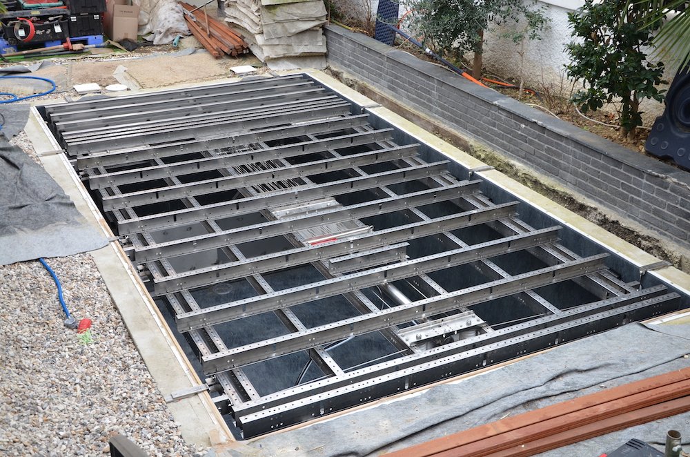Structure stable du fond mobile de la piscine