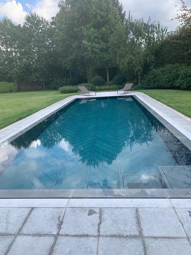 Fond mobile et escalier latéral de la piscine