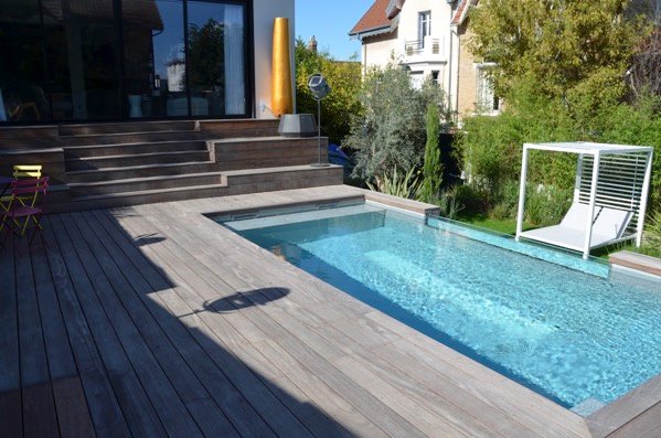Piscine moderne avec eau cristalline.