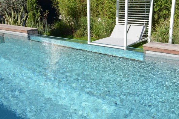 Piscine avec une plaque transparente