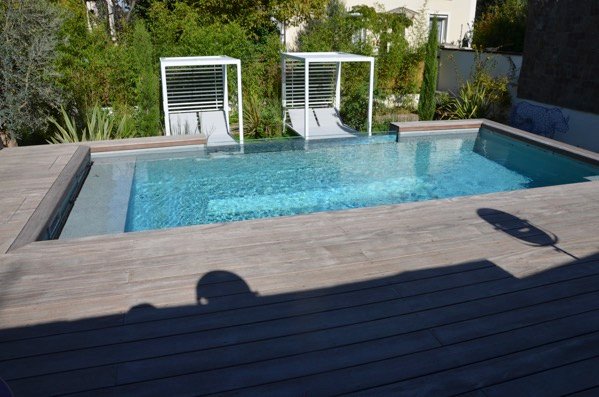 la plage immergée de la piscine