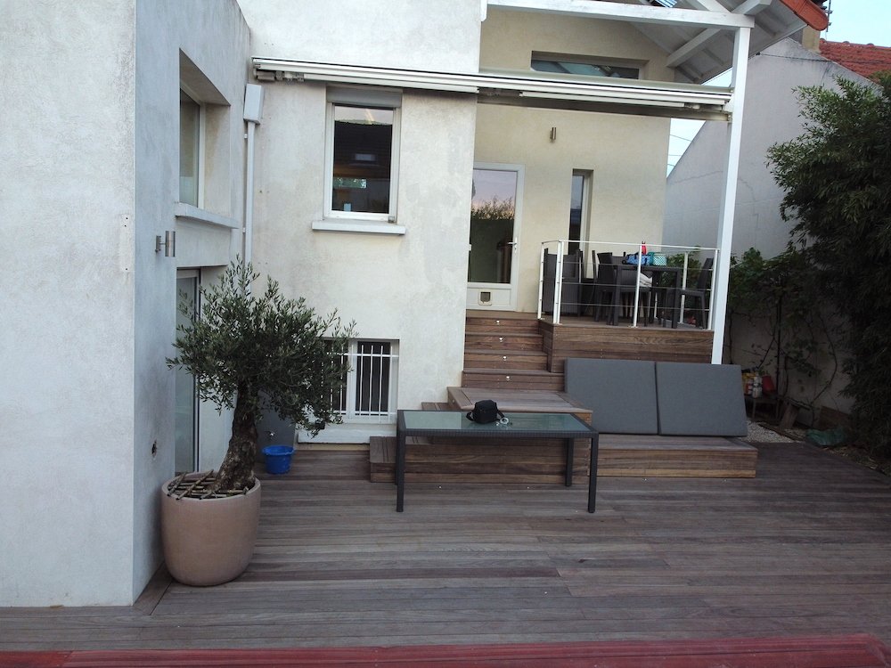 L’évolution naturelle du bois de la terrasse autour de la piscine