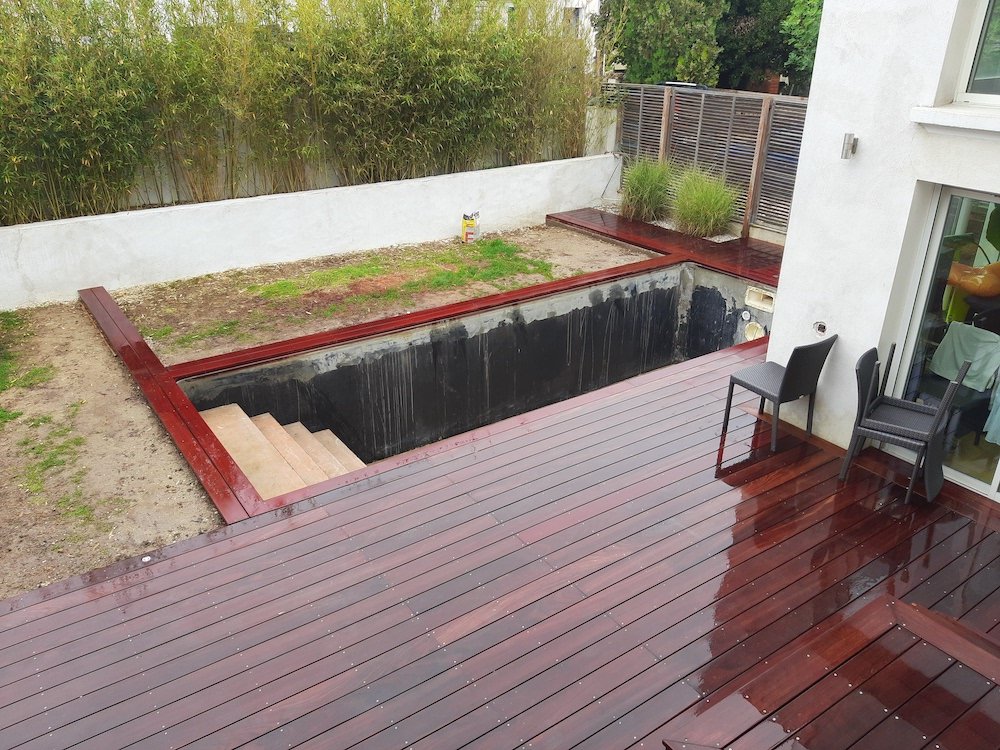 la magnifique terrasse de la piscine