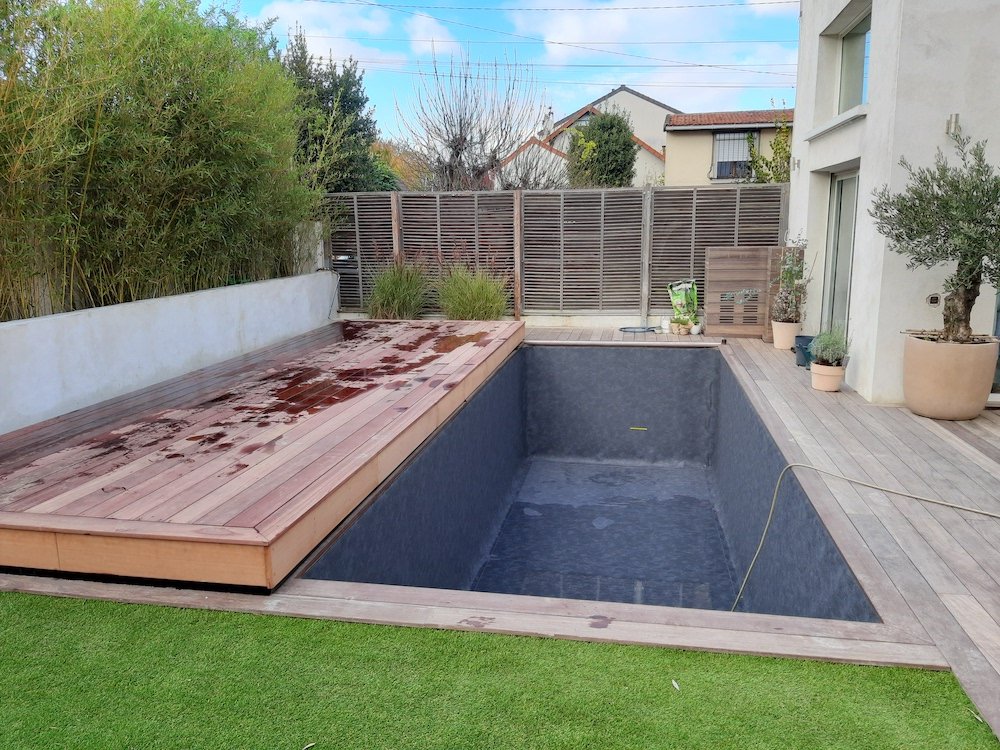 le bassin de la piscine est prêt à être rempli
