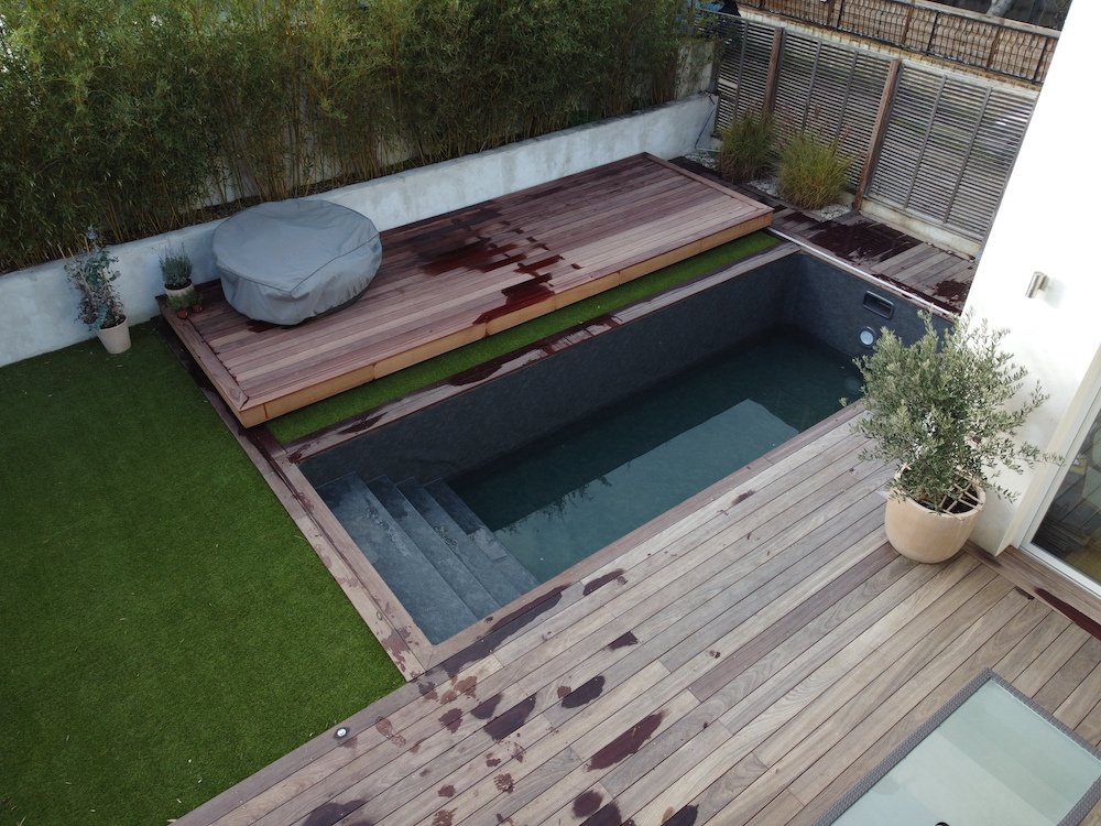 Une piscine parfaitement intégrée au jardin