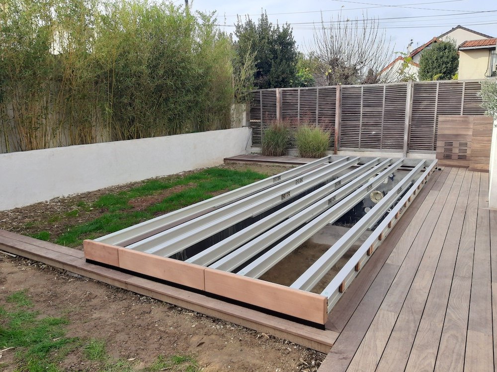 La structure de la terrasse mobile d la piscine