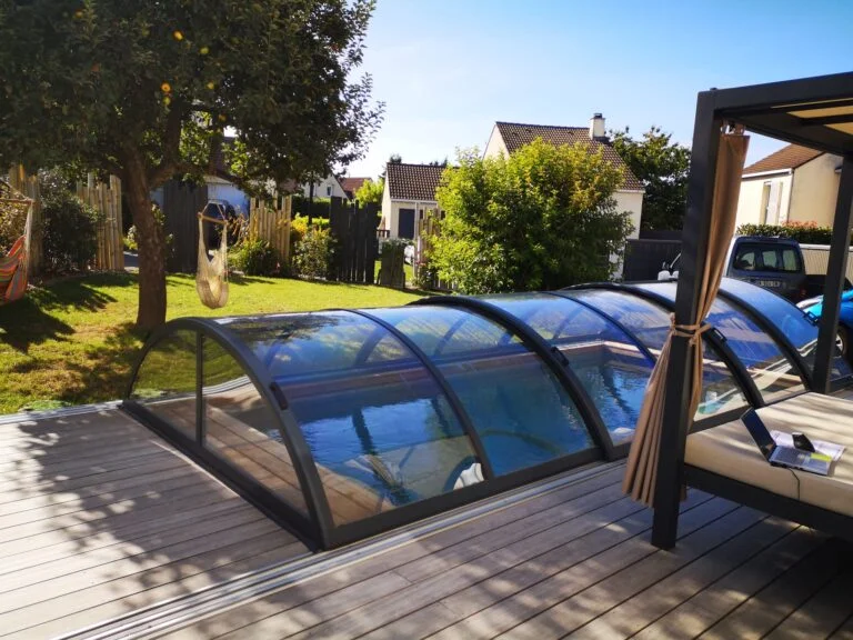 Abri coulissant pour une jolie piscine