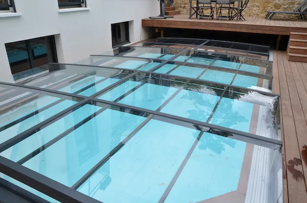 Abri coulissant qui se glisse sous la terrasse